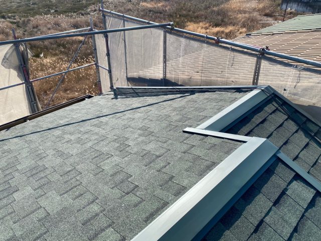 明石市の葺き替え工事で施工された棟板金